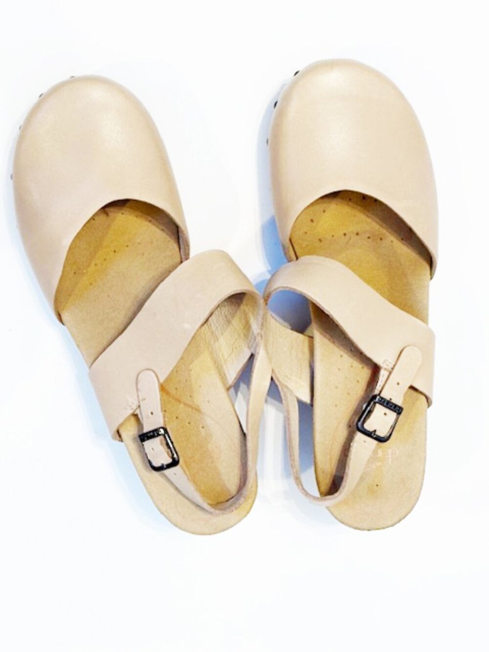 Dansko Thea studded clogs in beige leather. Ideal for everyday comfort, Size 42